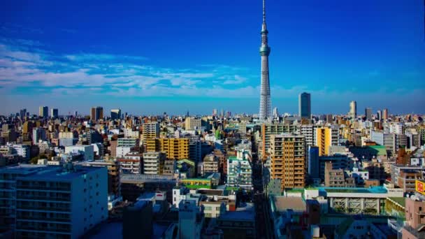 Un timelapse près du ciel de Tokyo dans la ville urbaine de Tokyo grand plan inclinaison — Video