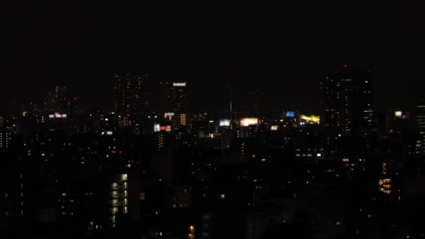 Nocny miejski krajobraz w miejskim mieście w Tokio środkowy strzał — Wideo stockowe