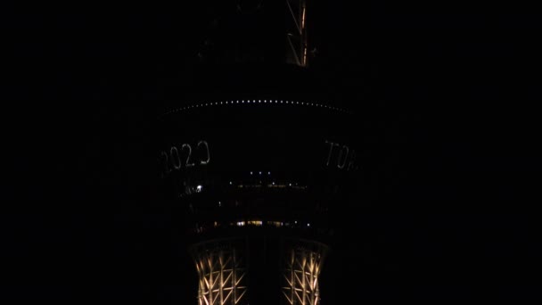 A night Tokyo sky tree at the urban city in Tokyo long shot — Stock Video