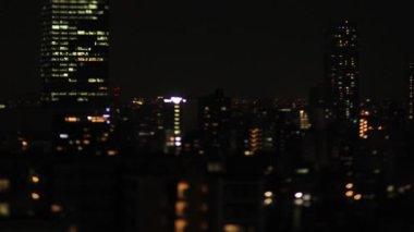 Tokyo 'daki şehir merkezinde gece minyatür bir şehir manzarası.