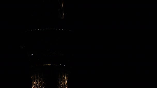 東京の都心にある夜の東京スカイツリーロングショット — ストック動画