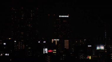 Tokyo 'daki şehir merkezinde bir gece manzarası.