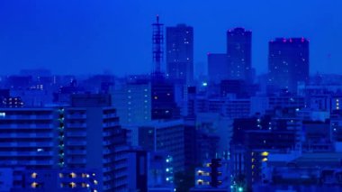 Tokyo 'daki şehir caddesinde şafak vakti uzun açı çekimleri.
