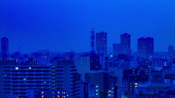 도쿄의 도시 거리에 있는 새벽 시간대의 긴 각도의 샷기울기 — 비디오