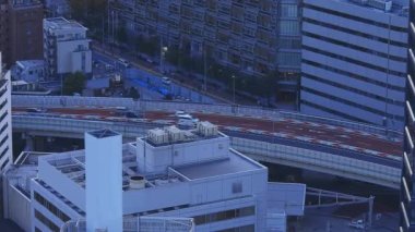 Tokyo 'da şehir merkezinde yüksek açılı bir otoyol.