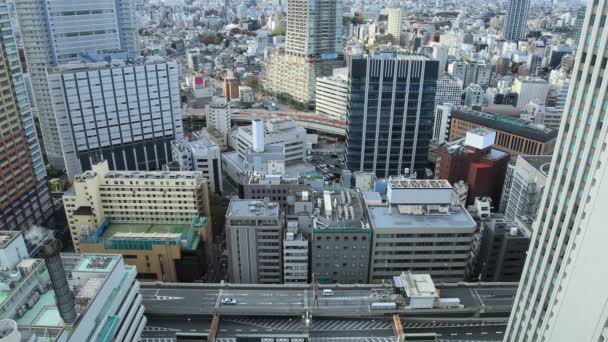 En motorväg vid den urbana staden i Tokyo vidsträckt skott hög vinkel — Stockvideo