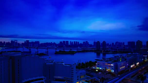 Un timelapse del atardecer del área de la bahía en la ciudad urbana en Ariake Tokio gran inclinación gran angular — Vídeo de stock