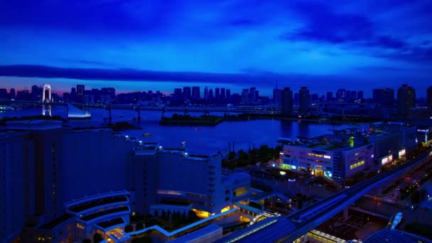 Un atardecer timelapse del área de la bahía en la ciudad urbana de Ariake Tokio gran angular de tiro — Vídeo de stock