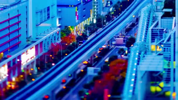 Een schemering timelapse van de trein op de stad spoorweg in Tokio hoge hoek tiltshift panning — Stockvideo