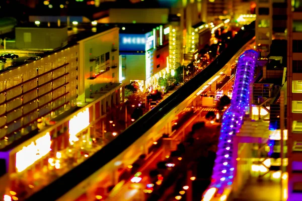 Uma ferrovia noturna na cidade urbana tiltshift de alto ângulo — Fotografia de Stock