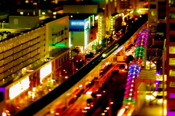 Uma ferrovia noturna na cidade urbana tiltshift de alto ângulo — Fotografia de Stock