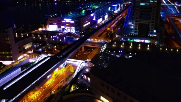 Een avond tijdsspanne van de trein op de spoorweg op de stedelijke stad hoge hoek brede schot panning — Stockvideo