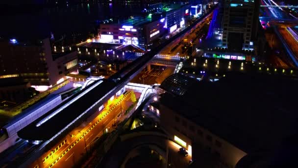 Un timelapse de nuit du train sur le chemin de fer à la ville urbaine grand angle inclinaison — Video