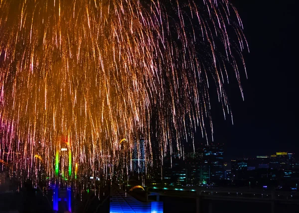 Un feu d'artifice nocturne près du pont Rainbow dans la ville urbaine de Tokyo — Photo