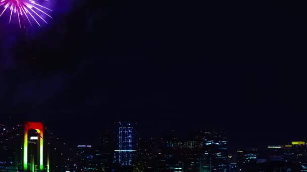 Un timelapse nocturno de fuegos artificiales cerca del puente Rainbow en la ciudad urbana de Tokio panorámica de tiro ancho — Vídeos de Stock