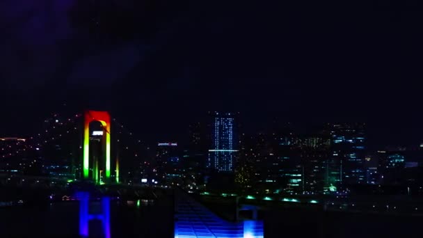 Uma noite timelapse de fogos de artifício perto da ponte do arco-íris na cidade urbana em Tóquio tiro largo panning — Vídeo de Stock
