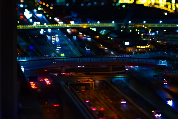 En natt miniatyr motorväg på urban stad i Tokyo tiltshit — Stockfoto