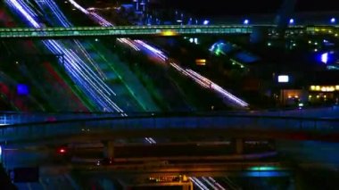 Tokyo 'daki şehir şehrinde gece vakti otobandan çıkış var.