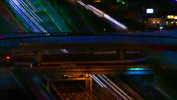 Un lapso de tiempo nocturno de la autopista en la ciudad urbana de Tokio panorámica tiro largo — Vídeos de Stock