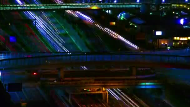 Un lapso de tiempo de la noche de la carretera en la ciudad urbana de Tokio de largo tiro inclinación — Vídeos de Stock
