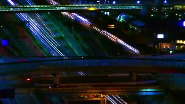 Un lapso de tiempo nocturno de la autopista en la ciudad urbana de Tokio zoom de tiro largo — Vídeo de stock