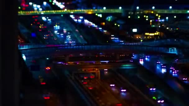 Een avond timelapse van miniature rijweg bij de stedelijke stad in Tokio tiltshit kantelen — Stockvideo