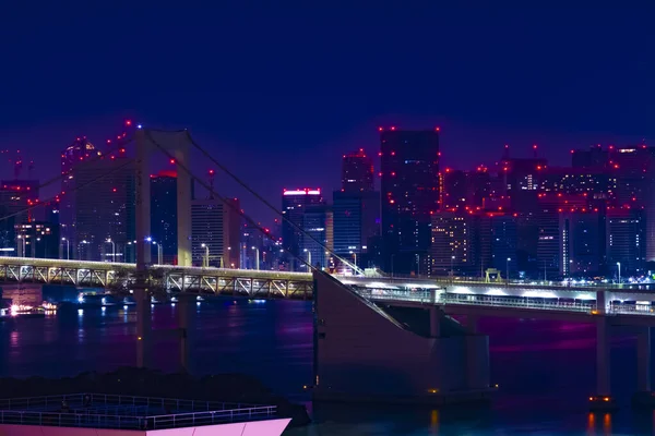 东京城市的一座夜间彩虹桥，拍摄时间很长 — 图库照片