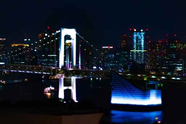 En natt miniatyr vit bro på urban stad i Tokyo tiltshit — Stockfoto