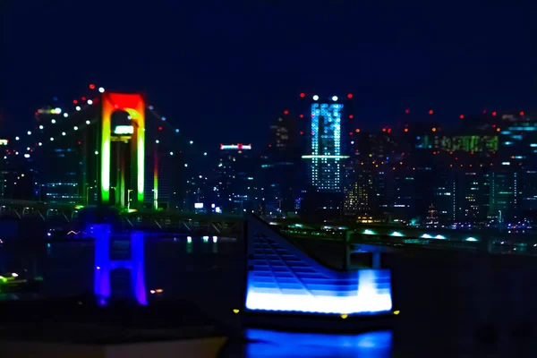 Uma ponte arco-íris em miniatura noturna na cidade urbana de Tóquio tiltshit — Fotografia de Stock