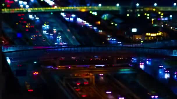 Een avond timelapse van miniature rijweg bij de stedelijke stad in Tokio tiltshit zoom — Stockvideo