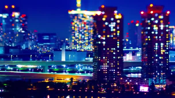 Ночной хронометраж миниатюрного шоссе в городе Токио, наклонный зум. — стоковое видео
