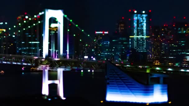 Un timelapse notturno di ponte bianco in miniatura alla città urbana di Tokyo tiltshit panning — Video Stock