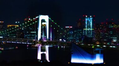 Tokyo kentindeki minyatür beyaz köprünün gece vakti eğimli vidaları.