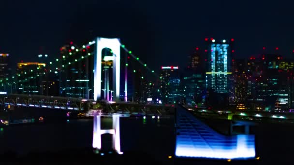 Un timelapse notturno di ponte bianco in miniatura alla città urbana di Tokyo tiltshit tilting — Video Stock