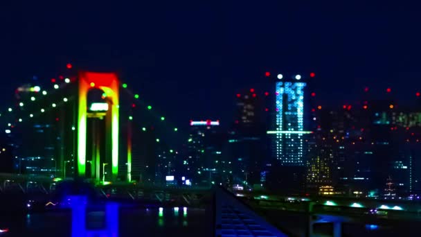 Un timelapse notturno di ponte arcobaleno in miniatura presso la città urbana di Tokyo tiltshit panning — Video Stock