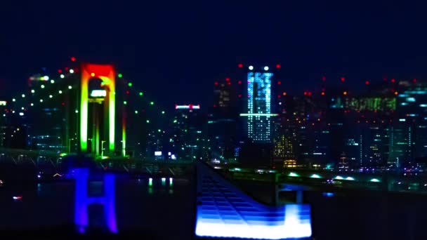 Ein nächtlicher Zeitraffer der Miniatur-Regenbogenbrücke in der Stadt Tokio kippt — Stockvideo