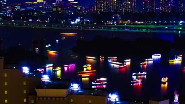 Un timelapse nocturne de navires au pont Rainbow à la ville urbaine de Tokyo inclinaison médiane — Video