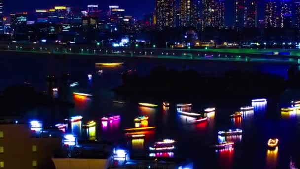 Een avond timelapse van de schepen bij Rainbow brug bij de stedelijke stad in Tokio midden shot zoom — Stockvideo