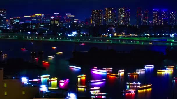 Un timelapse nocturno de barcos en el puente Rainbow en la ciudad urbana de Tokio tiro medio — Vídeos de Stock