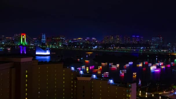 Un timelapse notturno di navi al ponte Rainbow presso la città urbana di Tokyo ampio tiro tilt — Video Stock