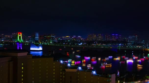 Un timelapse nocturno de barcos en el puente Rainbow en la ciudad urbana de Tokio tiro ancho — Vídeos de Stock