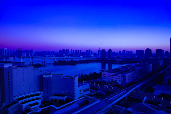Een dageraad bij de baai gebied in Odaiba Tokio hoge hoek brede shot — Stockfoto