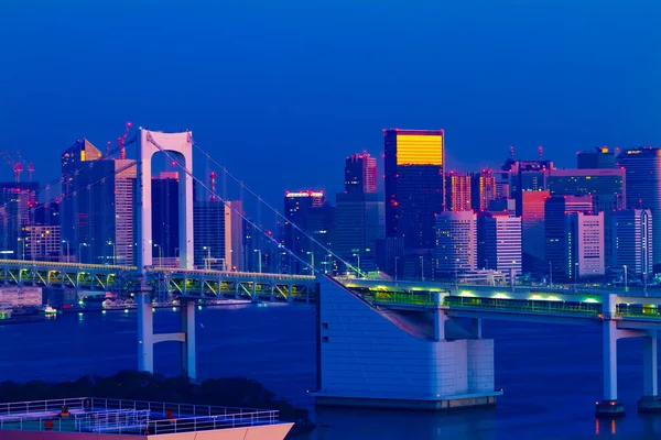 Świt mostowej szosy na zatoce teren w Tokio daleki strzał — Zdjęcie stockowe