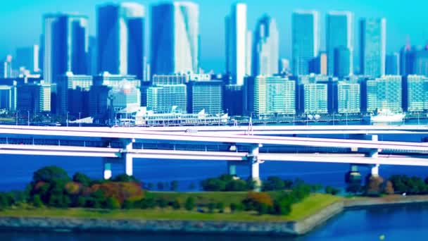 Фрагмент мініатюрної автостради в місті Токіо. — стокове відео