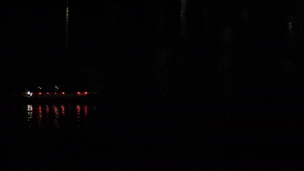 Um navio noturno na área da baía na cidade urbana de Tóquio tiro longo — Vídeo de Stock