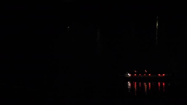 Un navire de nuit dans la baie de la ville urbaine de Tokyo long shot 