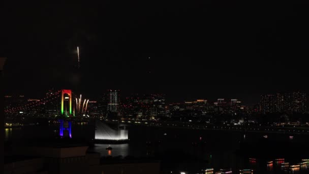 Nattfyrverkerier nära Rainbow Bridge i staden Tokyo — Stockvideo