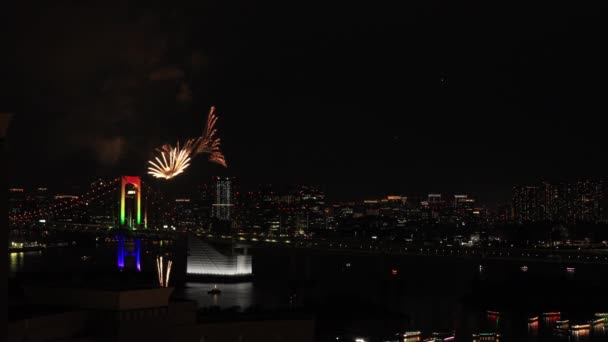 Νυχτερινά πυροτεχνήματα κοντά στη γέφυρα Rainbow στην πόλη του Τόκιο — Αρχείο Βίντεο