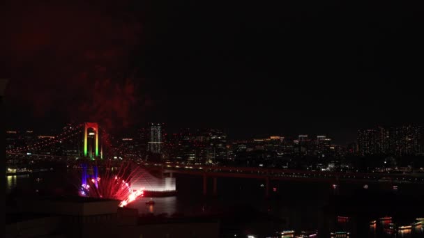 Nachtvuurwerk bij Rainbow Bridge in de stad Tokio — Stockvideo