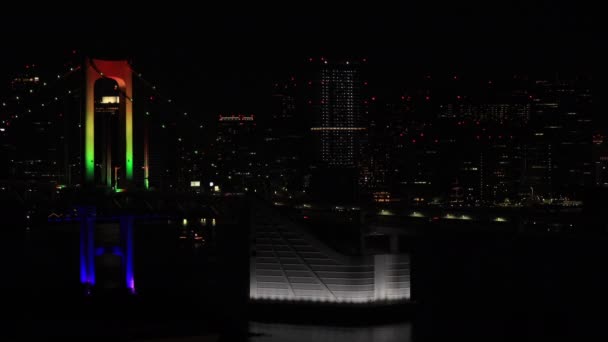 Tokyo 'da şehir merkezinde gece gökkuşağı köprüsü — Stok video